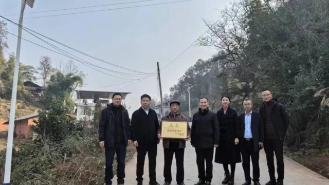 广安市民建会员陈恒财捐赠路灯，照亮村民前行路