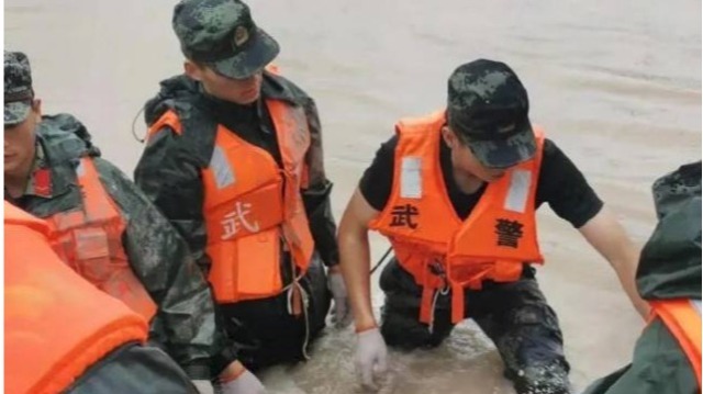 河南再发暴雨红色预警，解放军和武警部队展开紧急救援 
