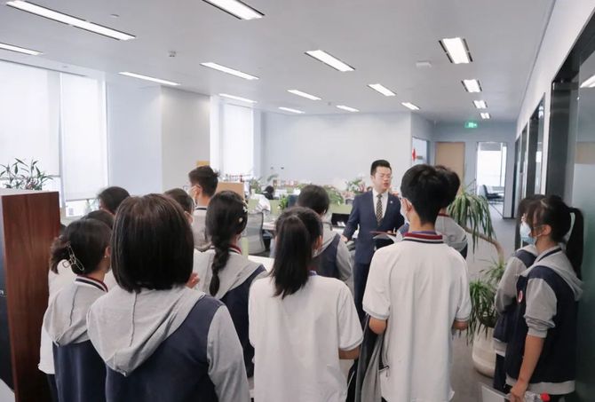 新知达人, 当一群初中生「变身」成为律师