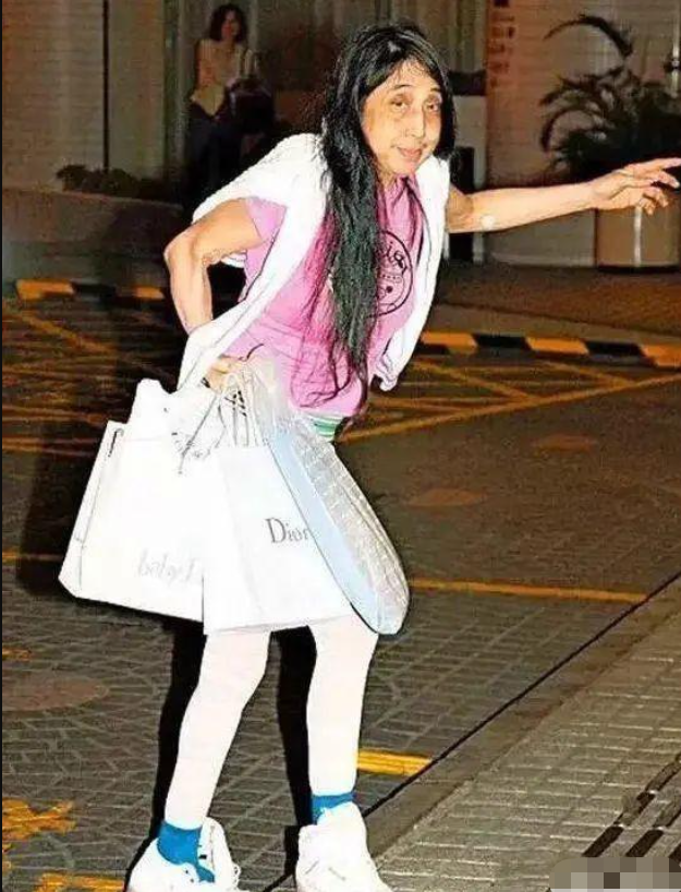 1981年,大房长子何猷光与妻子在葡萄牙遭遇车祸,只留下两个女儿;大房