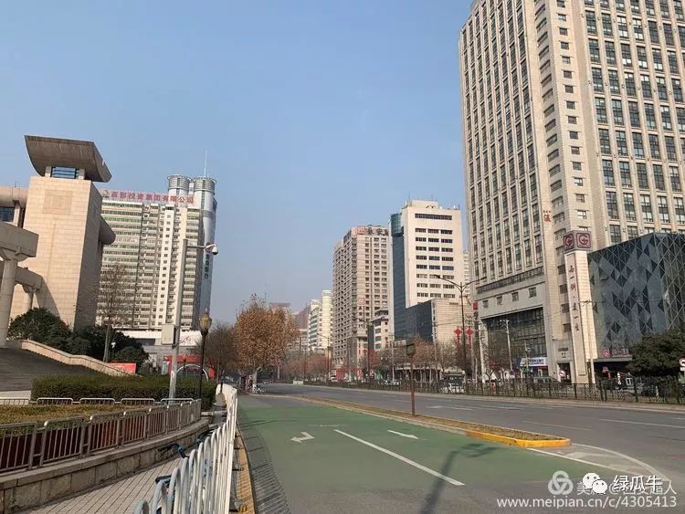 西安封城景象千古罕见上海开放却疫情平淡这才是东西差距