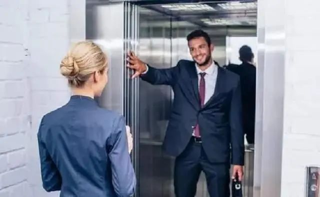 新知达人, 电梯里领导问你“忙不忙”，傻瓜才说“还行”，高手都懂3个礼仪