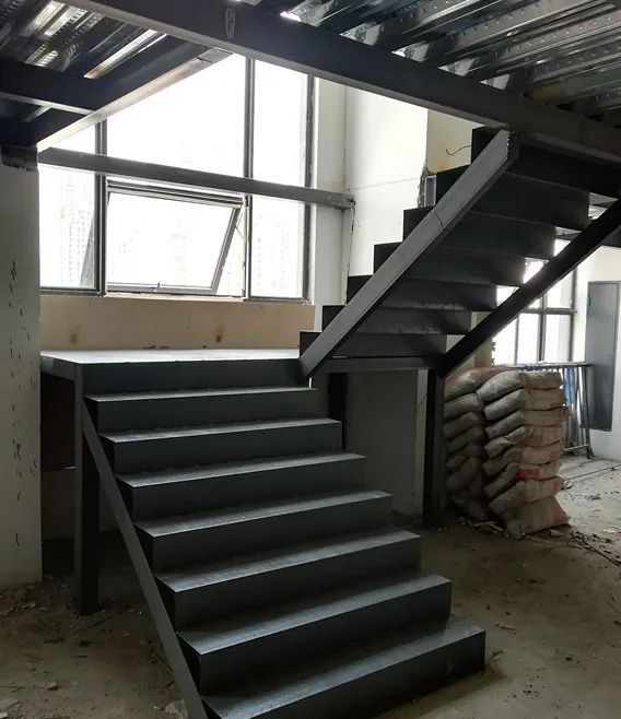 cn1,概念混凝土楼梯,最常见的类型是现浇式钢筋混凝土楼梯,又称整体式