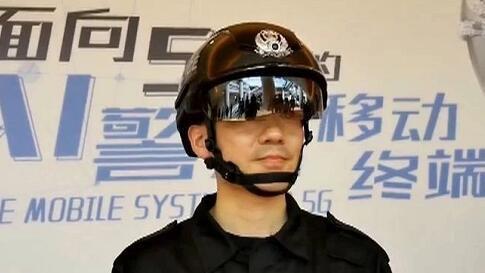 新知达人, 走进进博会 | 全新5G版AI警用头盔：一眼看穿你的身份！
