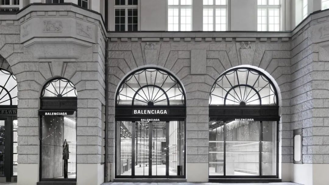 奢侈品牌也爱裸露风balenciaga欧洲最大旗舰店
