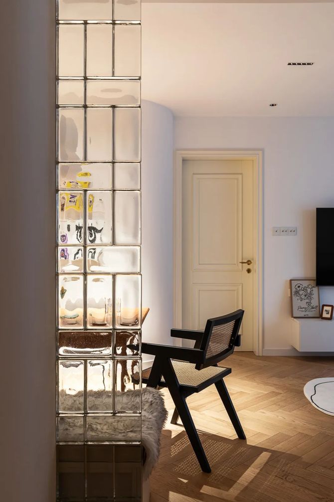 这截玻璃砖墙也是十分耐看的,设计师思考了三四稿的砌法,最后采用了