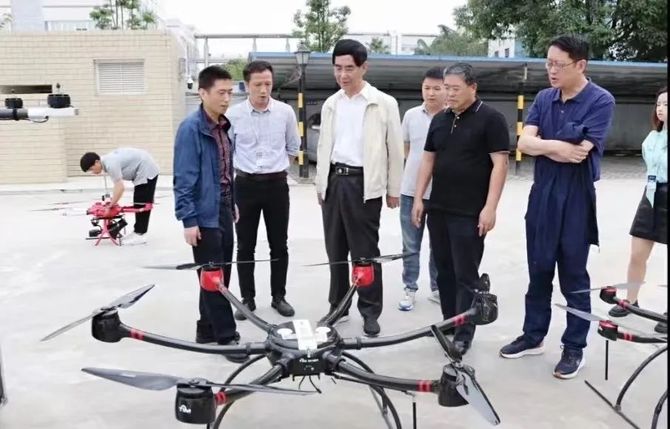 省委省政府决策咨询委员会交通和城建组副组长,省政协原秘书长吴果行