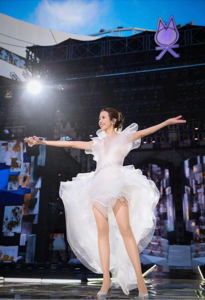 Music first, Karen Mok's Nest concert, the stage of the leopard and the living diva