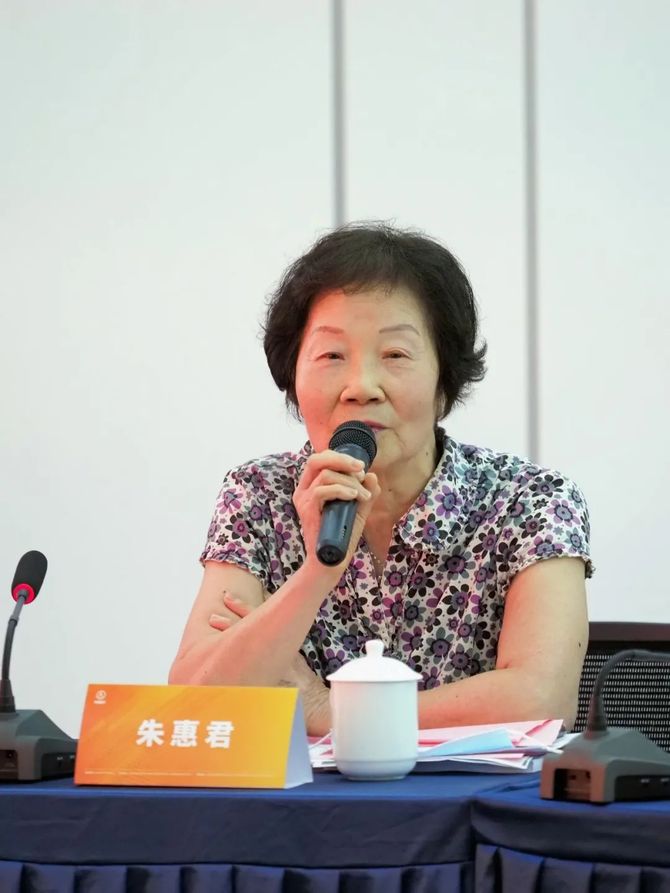 学会秘书长朱惠君,上海市节能协会秘书长徐君,上海电力大学教授李琦芬