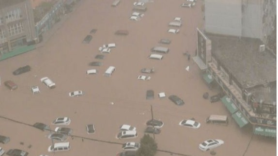 河南突发百年暴雨，郑州大半个城被淹，挺住，河南