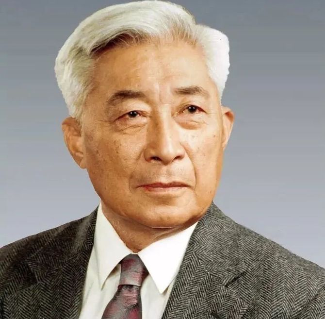 北京大学原校长丁石孙-the third-32002年,章开沅被学校聘为资深教授