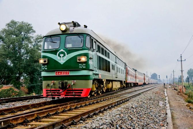 普通客運火車和貨運火車,基本都是動力集中式列車,也就是由一臺動力