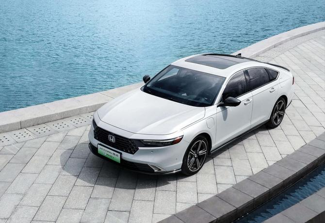 鬼斗车, 10月中型轿车“上险”销量平平 德系能打 新势力超车难
