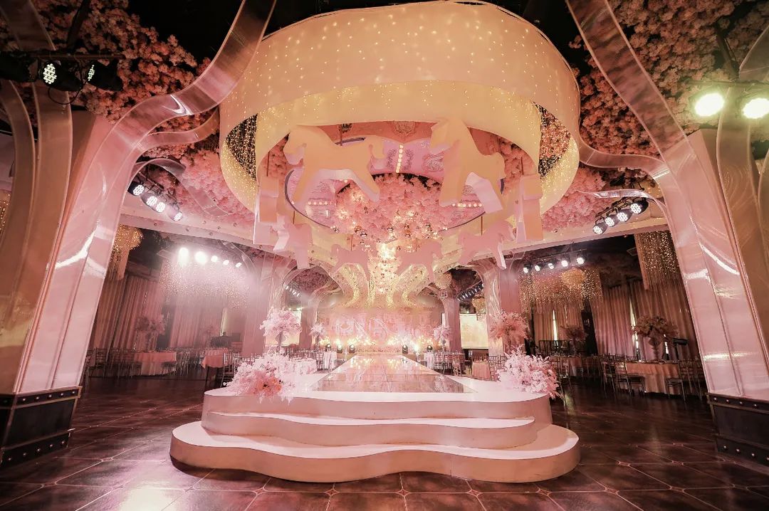 厅大连梧桐之恋配备专业灯光舞美设备360°沉浸式殿堂可满足主题婚礼