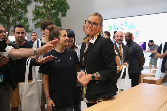 新知图谱, 苹果前零售负责人 Angela Ahrendts 加入 Airbnb 董事会