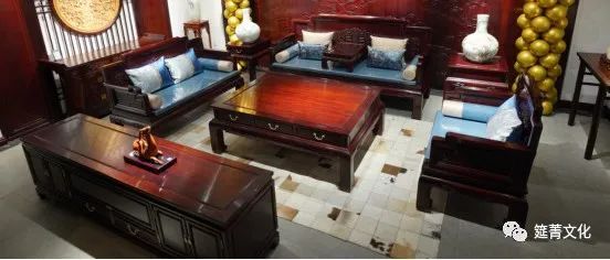 一套红木沙发，竟能让客厅美成这样......