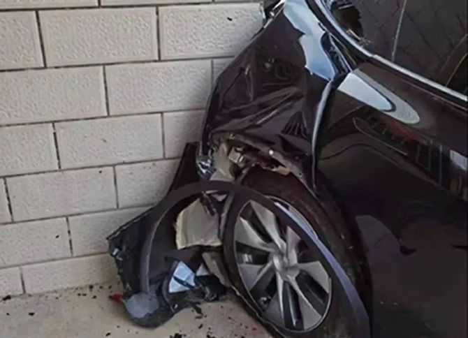 新知达人, 特斯拉model y不慎撞墙,维修费高达20万