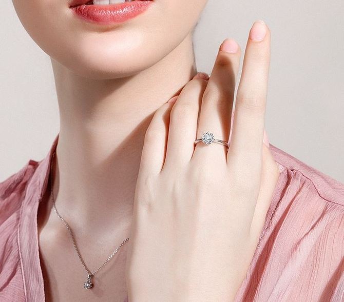 女生结婚戒指戴哪个手指结婚戒指戴法