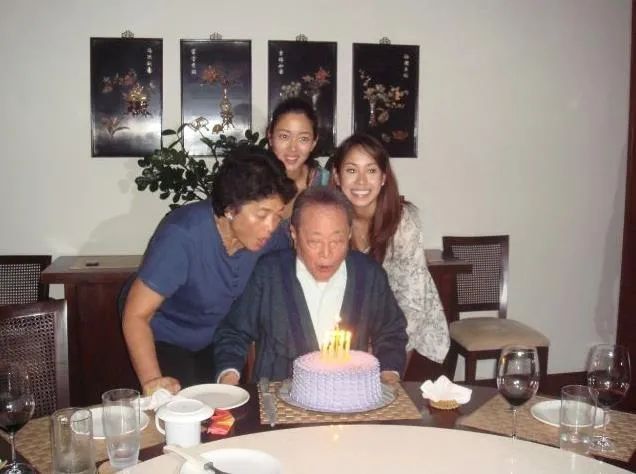 郭鹤年与夫人何宝莲及女儿共庆生日郭鹤年是"马来西亚首富",他的名字"