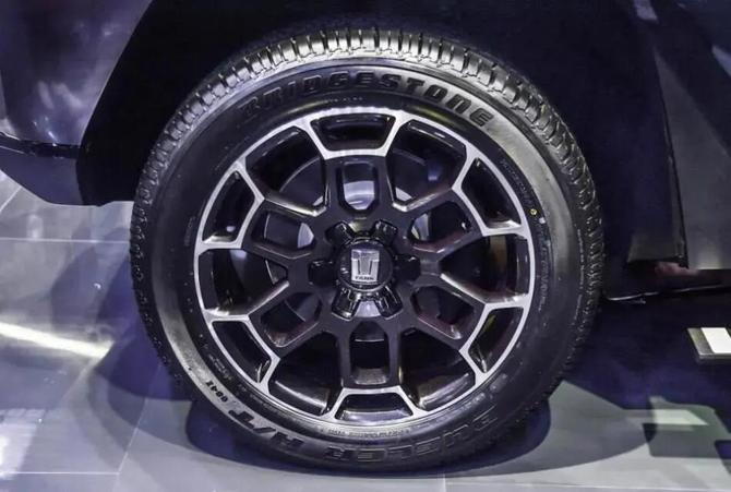 新知达人, 硬派机甲造型 V6引擎+大梁 坦克700实车曝光 全地形识别