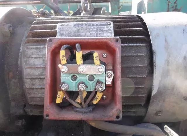 3,施工现场的施工机具,如电焊机,对焊机,碘钨灯等外壳不接pe线;钢筋