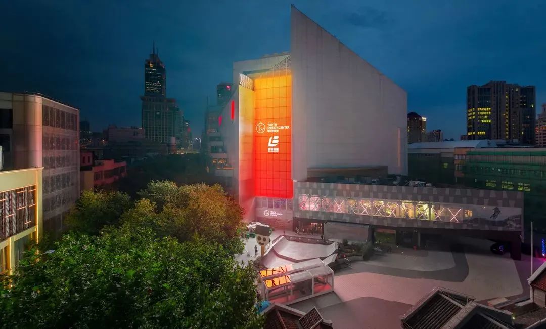 上海tx淮海年轻力中心03商场可以定时进行品牌更新,包括中庭的陈设