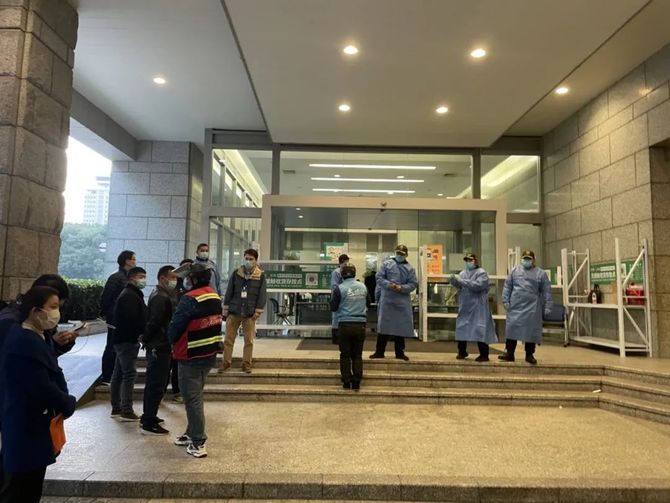 新知达人, 上海突增3例本土确诊:写字楼外堆满外卖和泡面,苏州多地受影响