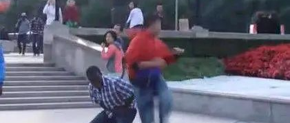 血性好男儿：4名黑人在上海调戏女孩，被路人暴打！