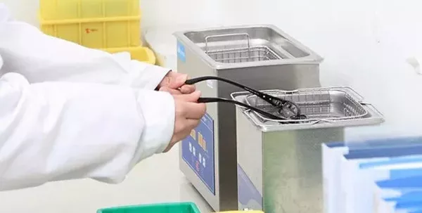 眼镜到底有多脏?3分钟甩掉污泥告别污渍…一个杯子搞定