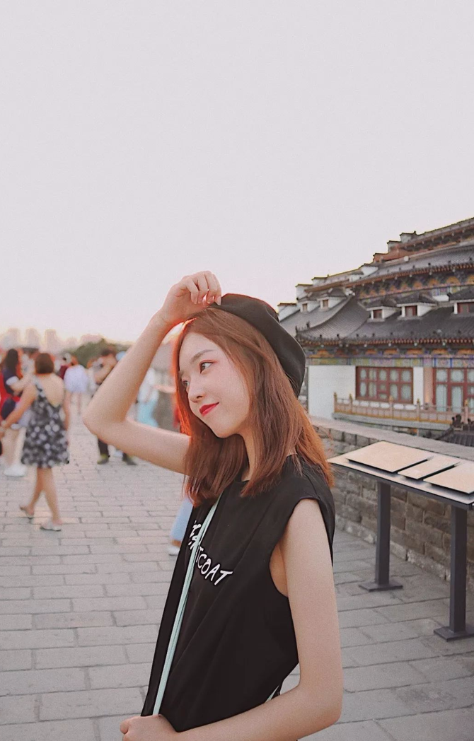 拍照姿势几个适合女生的日常拍照pose