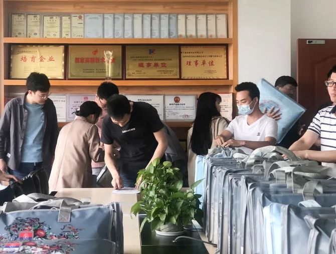 新知达人, 情暖五一| 关爱满满!