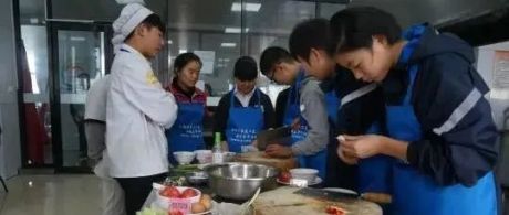 教育部要求9月起中小学生要学煮饭、修理家电、种菜养禽……