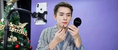 李佳琦：一天一句OMG 让你把钱全留下  揭秘网红经济背后的营销套路