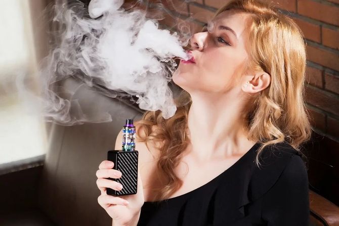 厂家还把电子烟做得很漂亮,年轻人可以挂在胸口,看起来还挺酷的,想