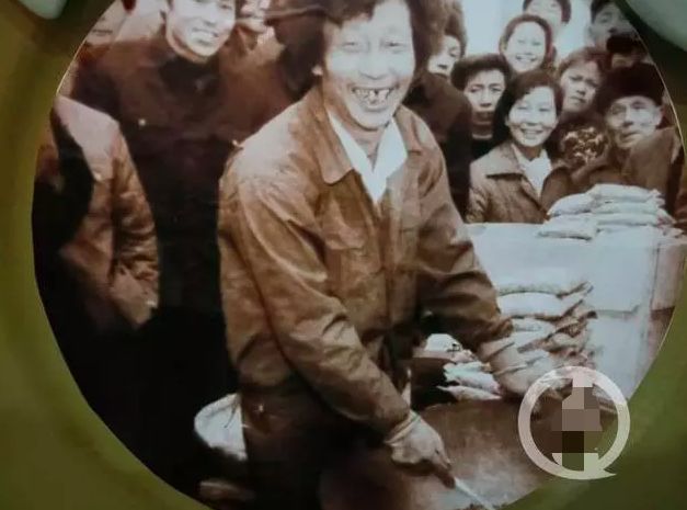 三次入狱、被邓小平点名保护、“中国第一商贩”的坎坷传奇-锋巢网