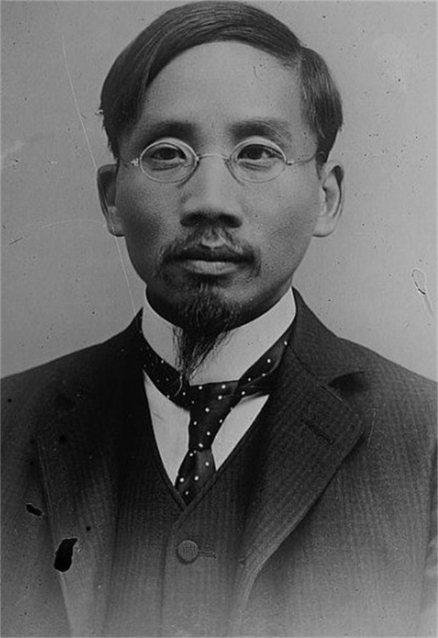 辜鸿铭一个茶壶配四个茶碗这是自然的你见过一个茶碗配四个茶壶吗