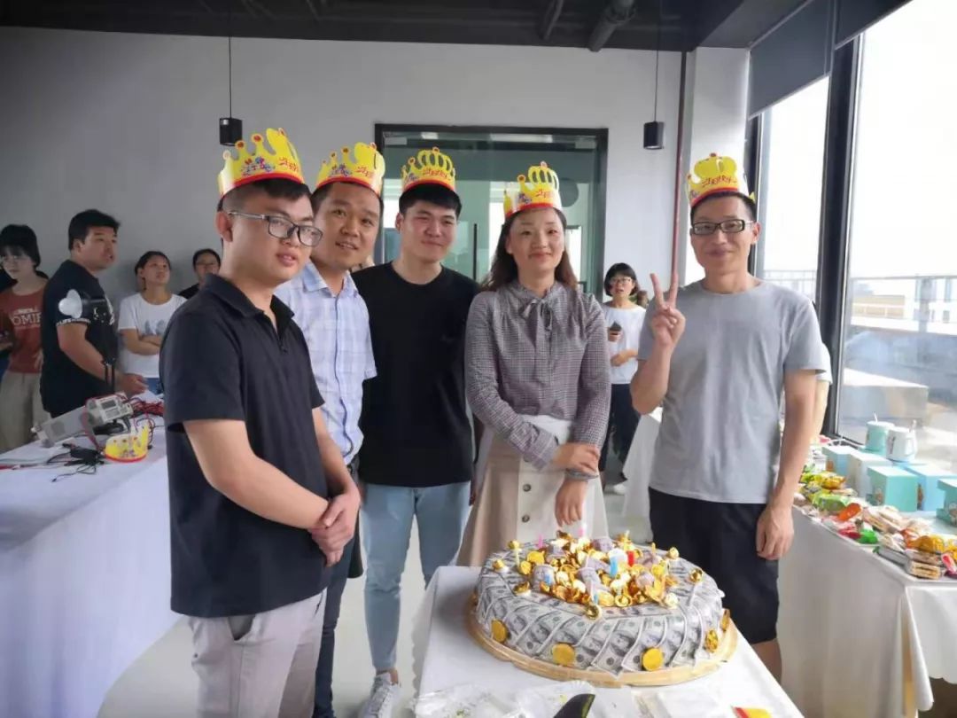 新知图谱, 生日会|自连科技集体生日会