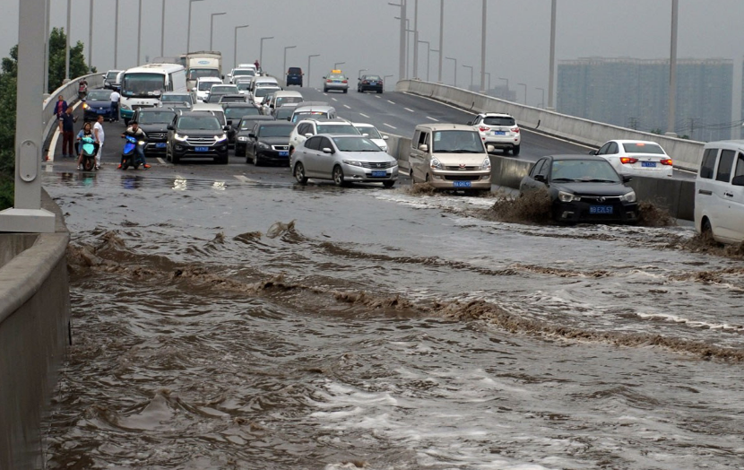 网络图片:暴雨过后的郑州东站网络图片:暴雨之中的郑州火车站2021年7