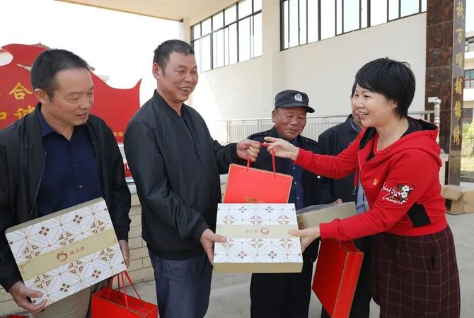 新知达人, 绿之韵集团党委开展重阳节慰问老党员活动