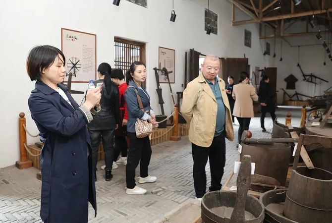 新知达人, 绿之韵集团党委开展重阳节慰问老党员活动