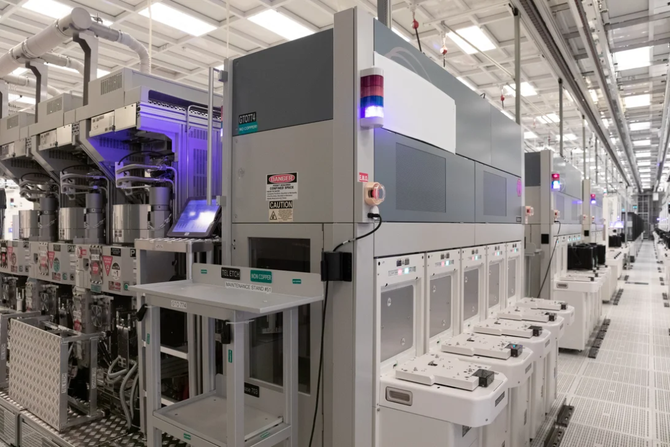 英特尔 fab 42 的天花板安装芯片运输