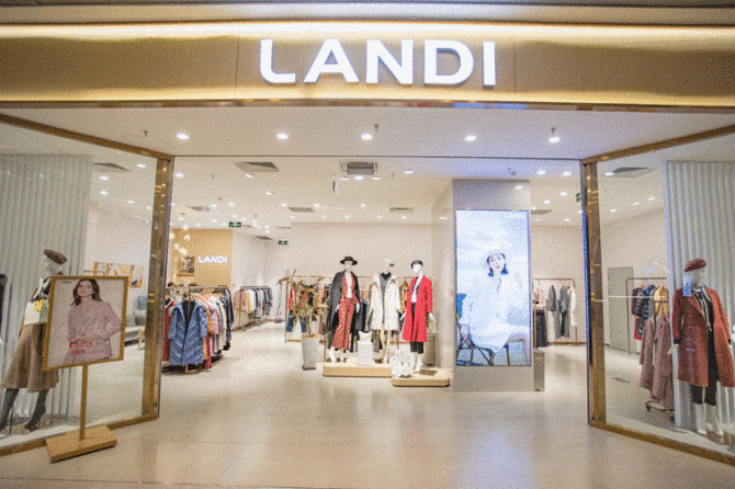 服装业态方面,大兴首家白领阶层女装品牌——landi,集潮流女装&美妆&