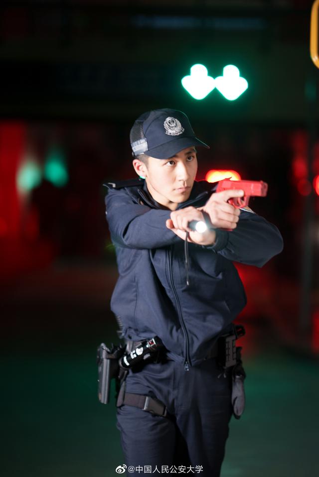 宋亚轩警察图片