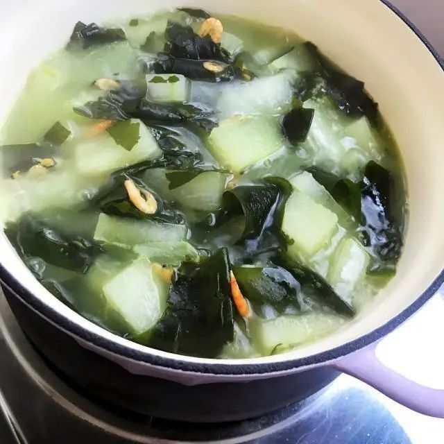 營養物質也非常地高,用來燉排骨湯,燉裙帶菜湯不僅好喝,還能解暑,實在