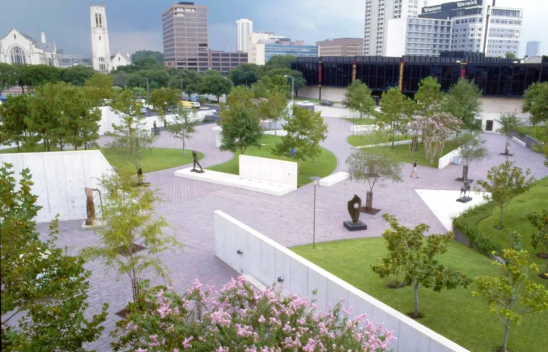 日野口勇不但是20世纪最著名的雕塑家之一,也是最早尝试将雕塑和景观