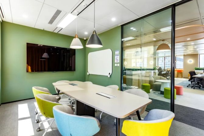 新知达人, 使用了创意墙饰、流行色彩和动感家具,打造2022年新办公室