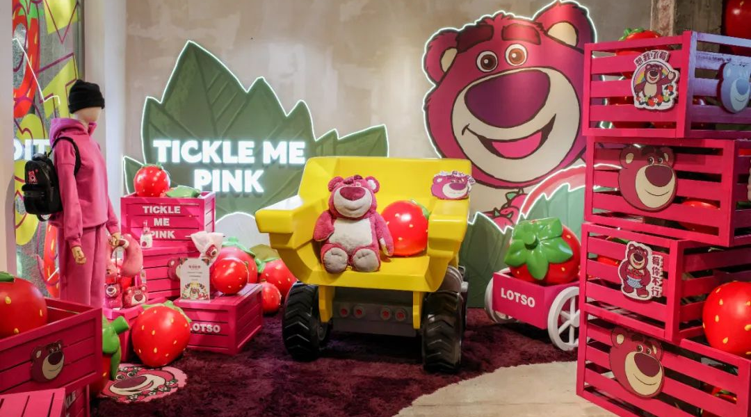 在中庭最显眼的位置,摆放了一个超2米高的巨型草莓熊毛绒雕塑,营造