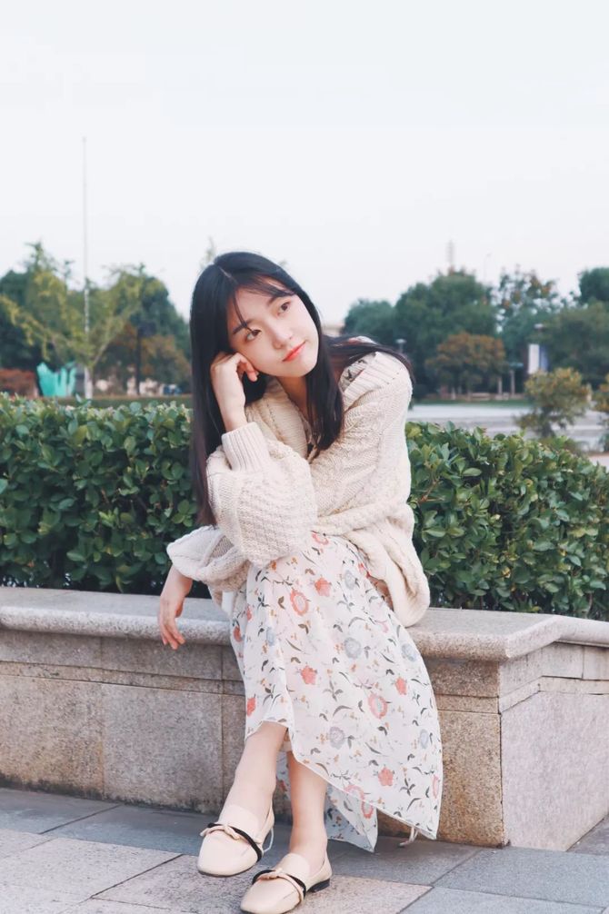 拍照姿势几个适合女生的日常拍照pose