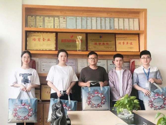 新知达人, 情暖五一| 关爱满满!
