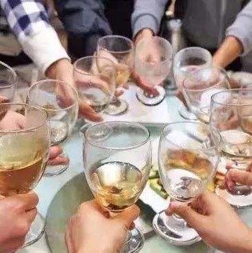 聚会饮酒出事，哪些情况同伴可免责？
